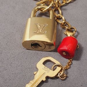 #308 Authentic LOUIS VUITTON Lock Key Set Padlock Chain Necklace Red Coral Brass